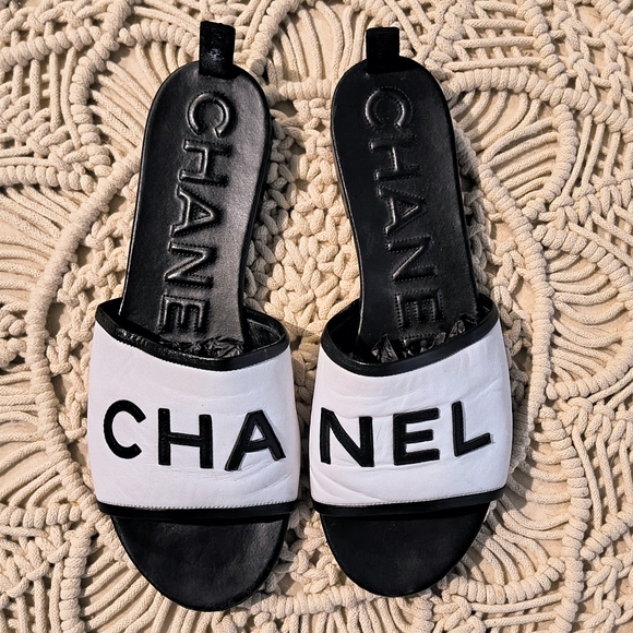 CHANEL😍CC Logo SS19 Leather Slide Mules - Picture 3 of 12